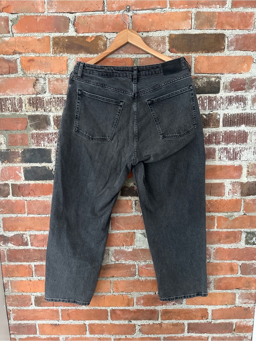 Everlane Women’s Washed Black Curvy Way High Jean - Picture 2 of 3